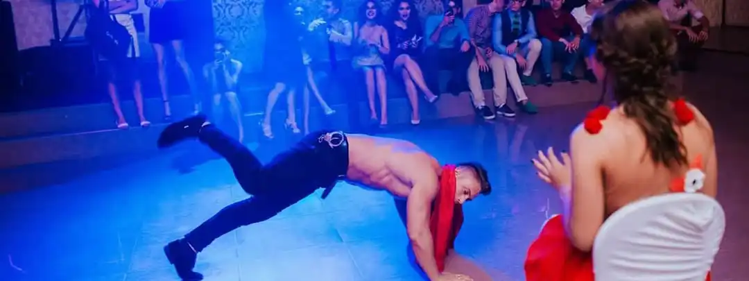 striperi danseaza la nunta