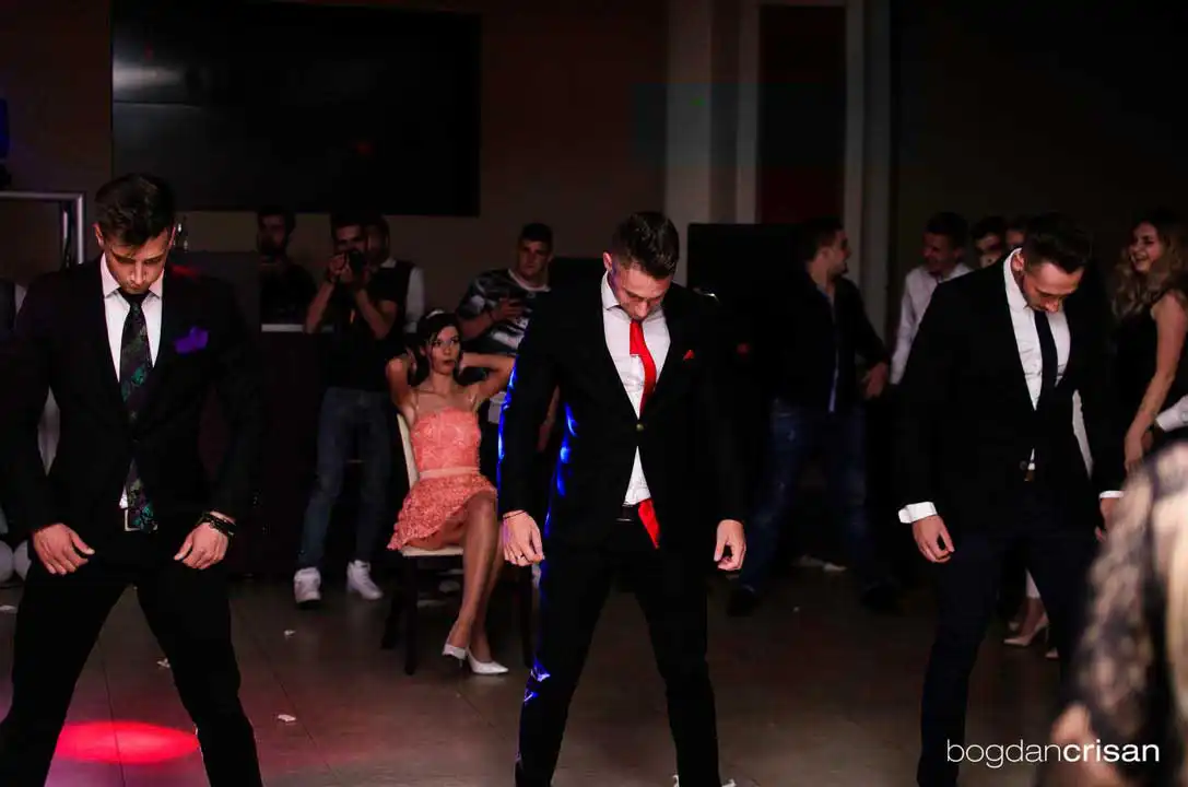 striperi fac show la nunta