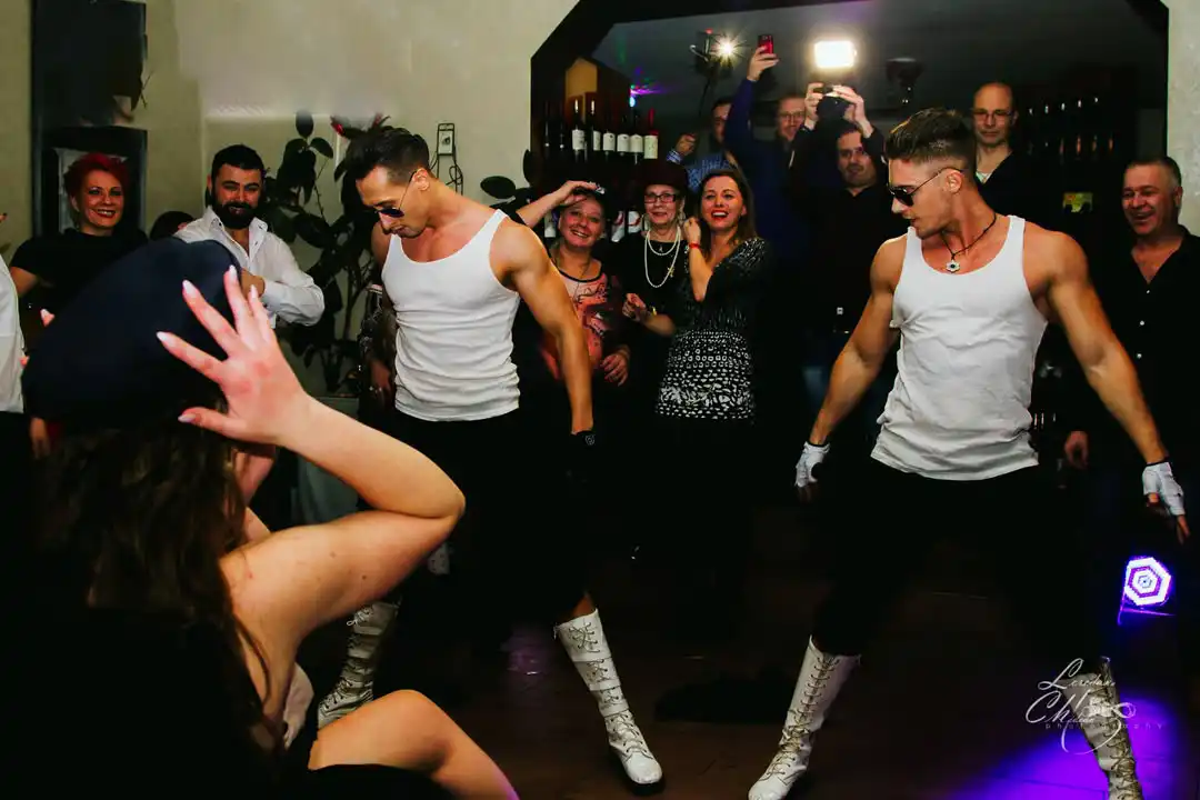 dansatori striperi in Bucuresti