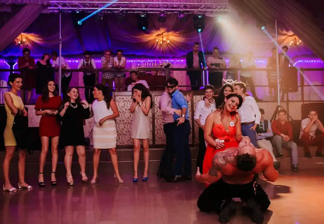 striperi aduc cadoul la majorat