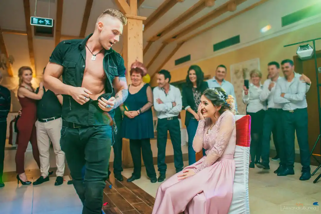 striperi danseaza la petrecere aniversara