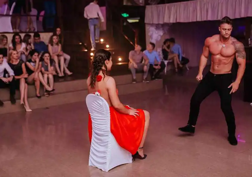 striperi surpriza la aniversare zi de nastere