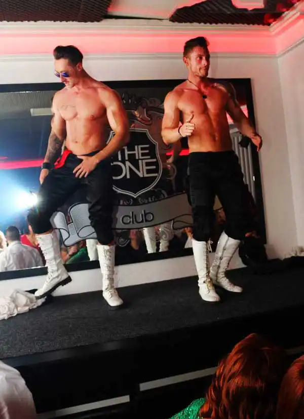 Streptes masculin in club de 8 martie