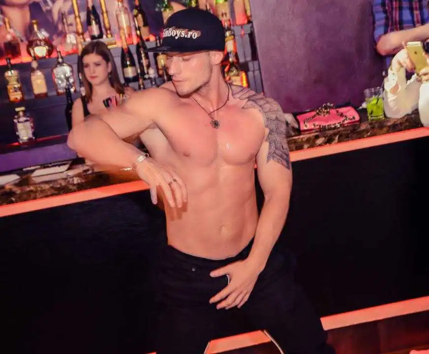 cadou striptease masculin la majorat in Blaj 