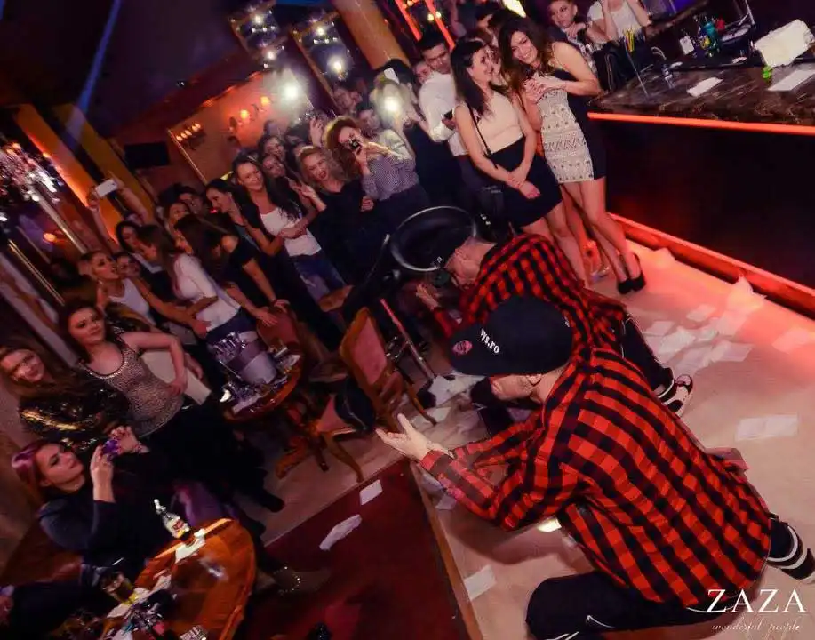 striperi danseaza in romania de 8 martie