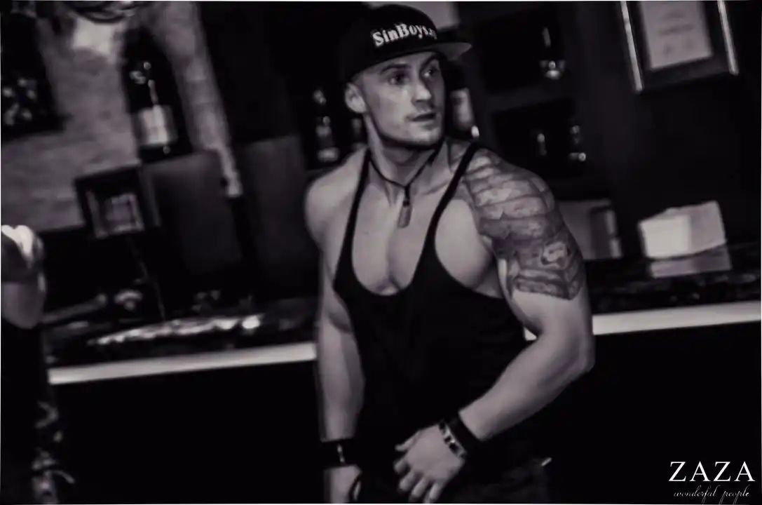 burlacite in Szighetu Marmatiei spectacol de striptease masculin