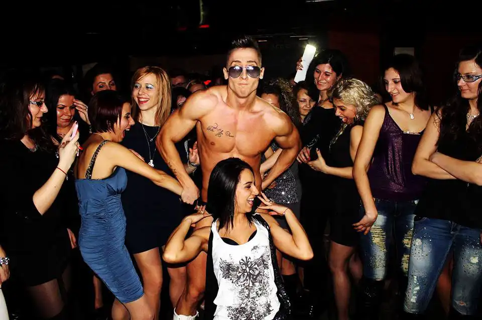 Spectacol de striptease masculin pentru burlacite in Nasaud