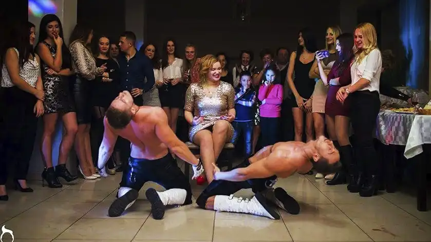 striptease msculin Bucuresti petrecere de burlacite