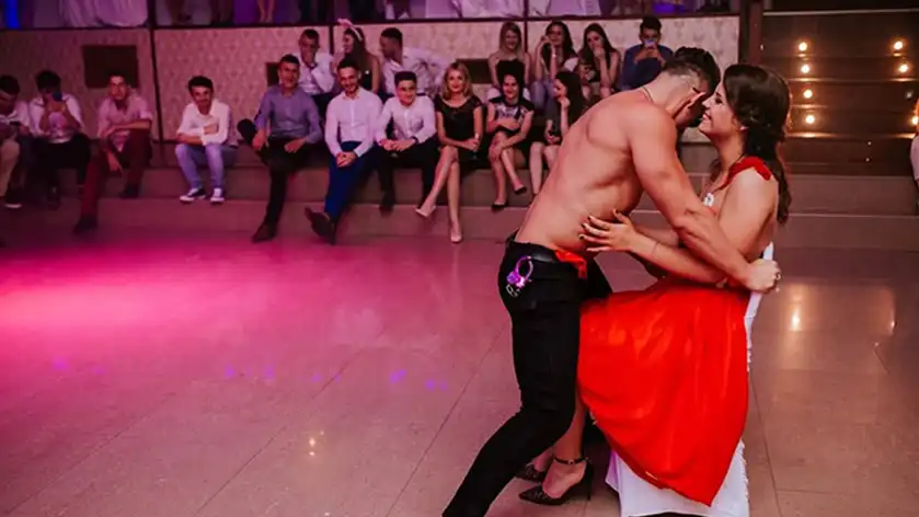 striptease masculin Bucuresti pentru zi de nastere